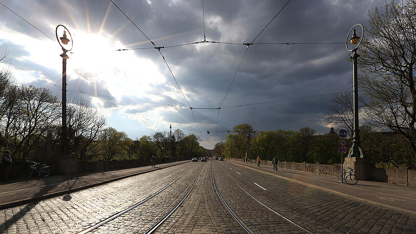 Schön monumental: die hohen Laternen und das alte Kopfsteinpflaster.