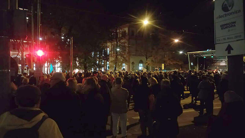 2.500 Personen sind laut Polizei zum Maximilianeum gekommen.