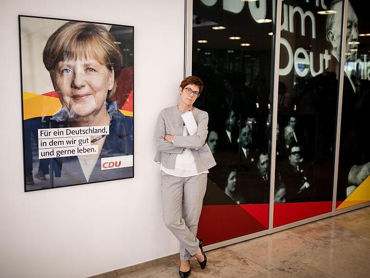 "Wenn Frau Merkel versuchen sollte, ihre Kanzlerschaft an Frau Kamp-Karrenbauer zu übergeben, gäbe es sofort Neuwahlen", sagt der Chef des konservativen Seeheimer Kreises in der SPD, Johannes Kahrs.