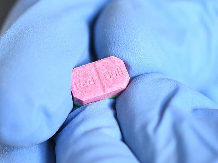 Ein Zollmitarbeiter zeigt eine Ecstasy-Pille. Ein 13-Jähriger ist nach dem Schlucken einer Ecstasy-Tablette in einer Tübinger Klinik gestorben.