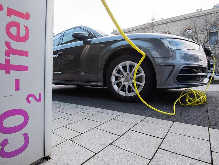 Laut einer Studie könnten im Jahr 2030 weltweit erstmals mehr E-Autos als Verbrenner verkauft werden.