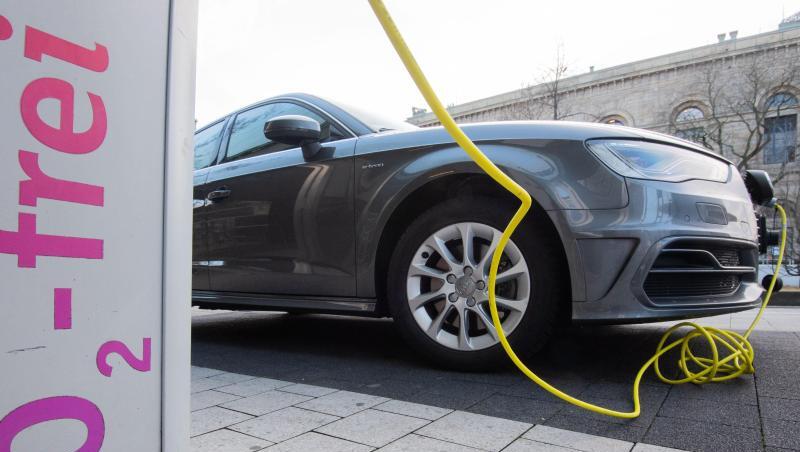 Laut einer Studie könnten im Jahr 2030 weltweit erstmals mehr E-Autos als Verbrenner verkauft werden.