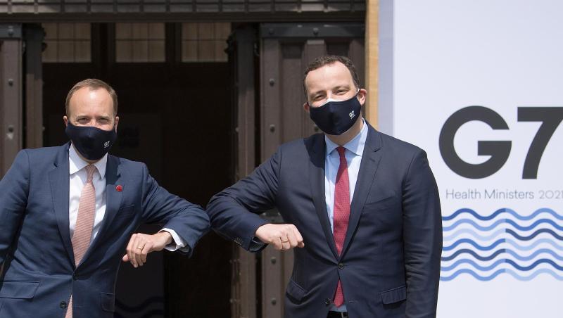 Der britische Gesundheitsminister Matt Hancock (l) begrüßt seinen deutschen Amtskollegen, Bundesgesundheisminister Jens Spahn im Mansfield College an der Universität Oxford.