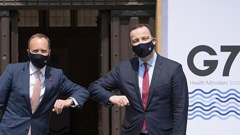 Der britische Gesundheitsminister Matt Hancock (l) begrüßt seinen deutschen Amtskollegen, Bundesgesundheisminister Jens Spahn im Mansfield College an der Universität Oxford.