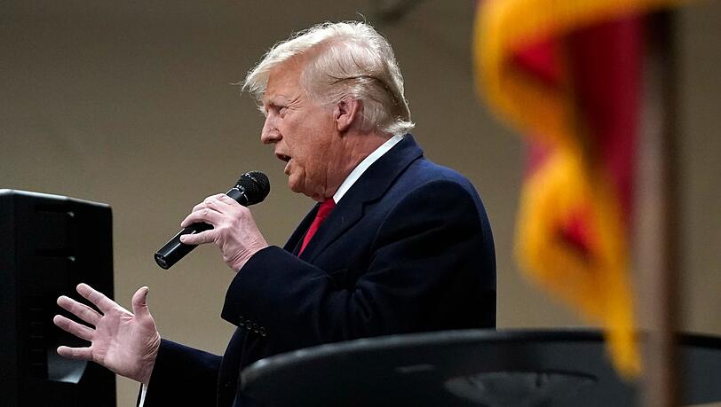 Bei der ersten Vorwahl der Republikaner um die US-Präsidentschaftskandidatur der Partei hat der frühere Präsident Donald Trump einen klaren Sieg eingefahren. Bei der ersten Vorwahl der Republikaner um die US-Präsidentschaftskandidatur der Partei hat der frühere Präsident Donald Trump einen klaren Sieg eingefahren.
