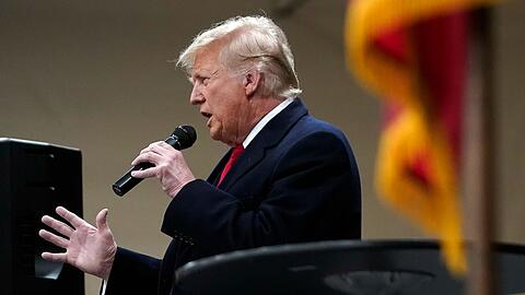 Bei der ersten Vorwahl der Republikaner um die US-Präsidentschaftskandidatur der Partei hat der frühere Präsident Donald Trump einen klaren Sieg eingefahren.