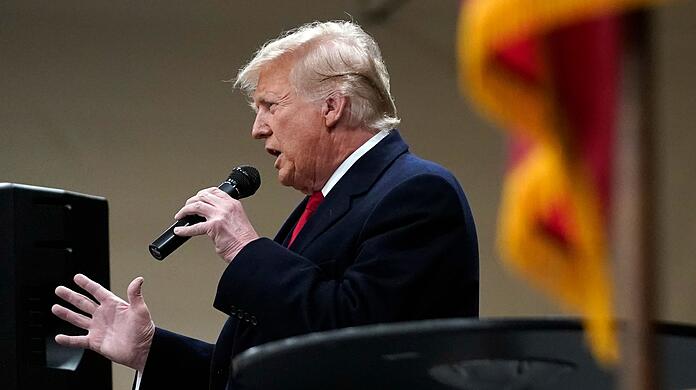 Bei der ersten Vorwahl der Republikaner um die US-Präsidentschaftskandidatur der Partei hat der frühere Präsident Donald Trump einen klaren Sieg eingefahren.