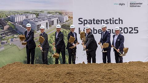 Mit einem feierlichen Spatenstich wurde die Baustelle in Lübbenau eingeweiht.