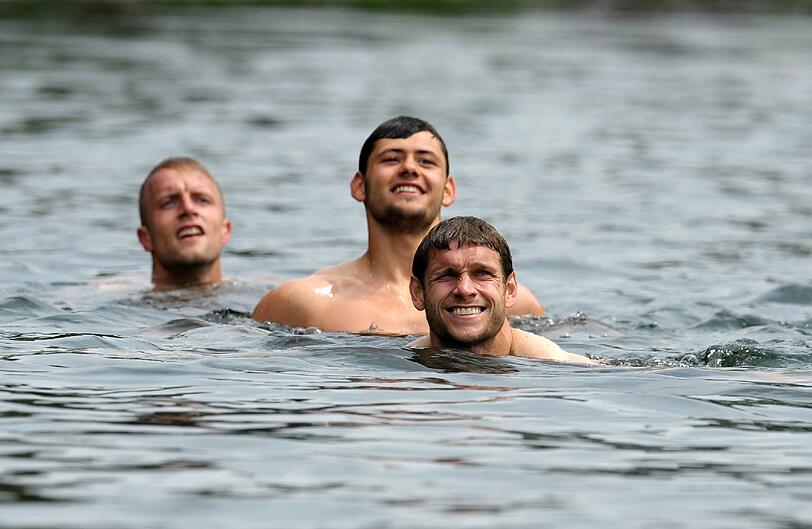 Die Löwen beim Turmspringen im Trainingslager. Sehen Sie hier die spektakulären Bilder.