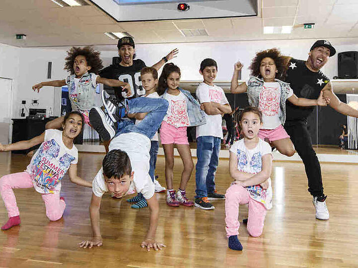 Bekommen Unterstützung von den Helden Deutschlands: Die Tanzgruppe Baby Bounce und das Tanzlehrer-Duo Tom2Rock