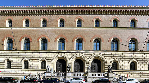 Der Haupteingang der Bayerischen Staatsbibliothek an der Ludwigstraße mit den vier Gelehrten (v. l.) Thukydides, Homer, Aristoteles und Hippokrates, die in München die &bdquo;vier Heiligen Drei Könige&ldquo; genannt werden.