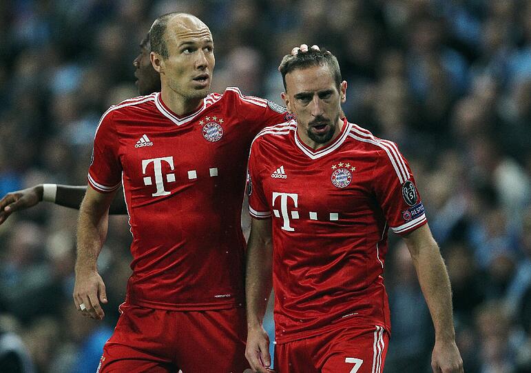 Arjen Robben gratuliert Franck Ribéry zu seinem 1:0 beim 3:1-Wiesn-Sieg in Manchester 2013. Die weiteren Ergebnisse: 4:0 auf Schalke, 4:1 gegen Hannover (Pokal), 1:0 gegen Wolfsburg und 1:1 in Leverkusen.