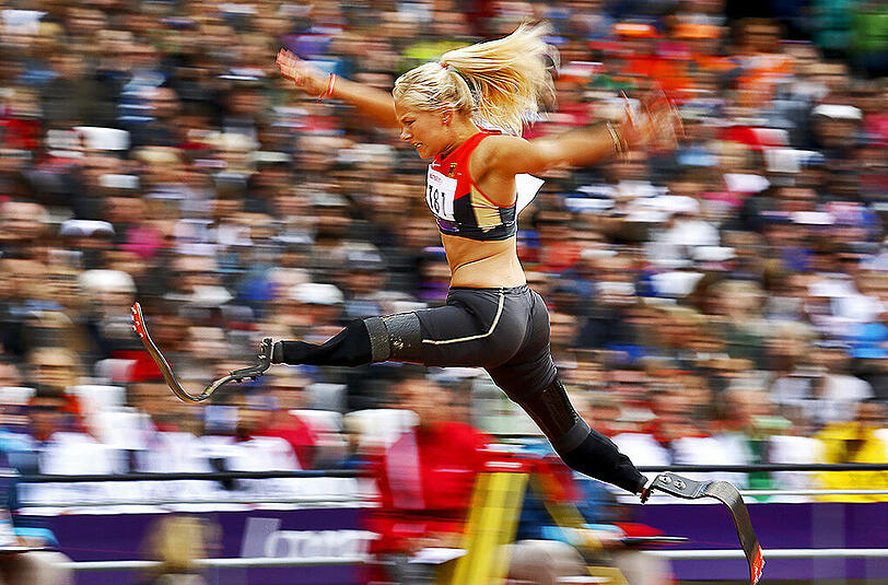 Vanessa Low (Leichtathletik): Als 15-Jährige verlor die Sprinterin 2006 bei einem Unfall an einem Bahnsteig beide Beine und lag zwei Monate im Koma. Der Sport half der gelernten Mediengestalterin zurück ins Leben. Die gebürtige Lübeckerin wollte nach London 2012 schon ihre Karriere beenden. Aber seit November 2013 lebt und trainiert die 26-Jährige in Oklahoma City/USA - und ist erfolgreicher denn je. Sie ist Europameisterin, Weltmeisterin und Weltrekordhalterin im Weitsprung. Als einzige doppelt Oberschenkel amputierte Weltklasse-Sportlerin tritt sie fast ausschließlich gegen Frauen an, die noch ein gesundes Bein haben.