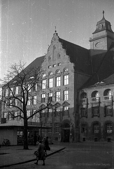 Am Elisabethplatz &ndash; hier der Blick auf ein Marktstandl und das Gisela-Gymnasium.