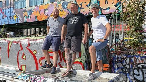 Sozialarbeiter mit eigenem U-Bahn-Zug (v.l.): Jochen Kaufmann, Lothar Langer und Thomas Emmes vom Fanprojekt auf dem Bahnwärter-Thiel-Gelände.