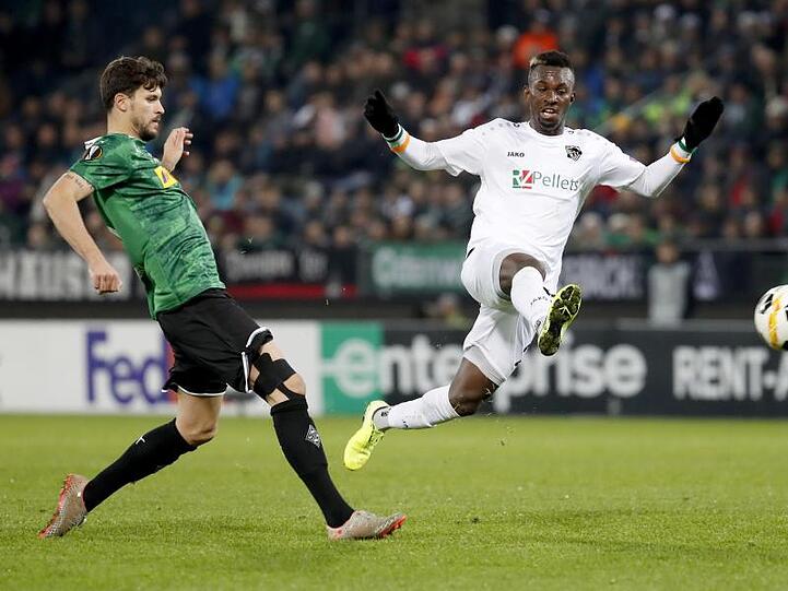Tobias Strobl (l) von Borussia Mönchengladbach in Aktion gegen Anderson Niangbo vom Wolfsberger AC. Foto: Erwin Scheriau/APA/dpa/Archivbild