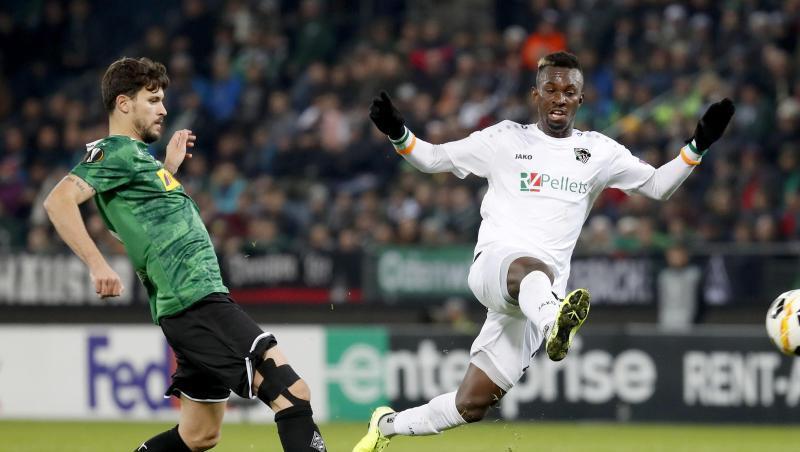 Tobias Strobl (l) von Borussia Mönchengladbach in Aktion gegen Anderson Niangbo vom Wolfsberger AC. Foto: Erwin Scheriau/APA/dpa/Archivbild Tobias Strobl (l) von Borussia Mönchengladbach in Aktion gegen Anderson Niangbo vom Wolfsberger AC. Foto: Erwin Scheriau/APA/dpa/Archivbild