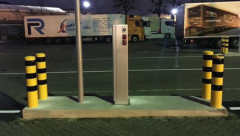 Seit letztem Herbst stehen neun solcher Energieladesäulen mit je zwei Lade-Steckdosen auf dem Lkw-Parkplatz. Hier sollen Brummifahrer Strom zapfen, um während des Wartens ohne Diesel ihre Ladungen zu kühlen. Genutzt werden sie offenbar nicht. Seit letztem Herbst stehen neun solcher Energieladesäulen mit je zwei Lade-Steckdosen auf dem Lkw-Parkplatz. Hier sollen Brummifahrer Strom zapfen, um während des Wartens ohne Diesel ihre Ladungen zu kühlen. Genutzt werden sie offenbar nicht.