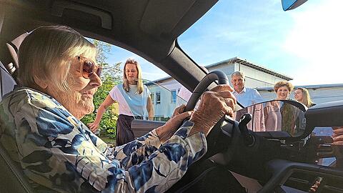 Ihr großer Tag: Margaretha Bless mit 100 Jahren hinterm Steuer - fürs Gefühl.
