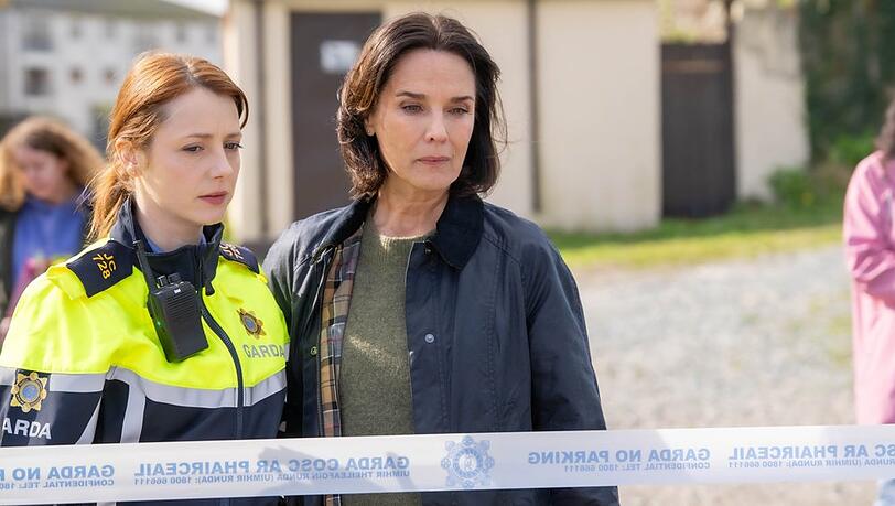 "Der Irland-Krimi: Die Tote am Fluss": Sarah Kelly (Róisín O'Donovan, l.) und Cathrin Blake (Desirée Nosbusch) stehen am Tatort. "Der Irland-Krimi: Die Tote am Fluss": Sarah Kelly (Róisín O'Donovan, l.) und Cathrin Blake (Desirée Nosbusch) stehen am Tatort.