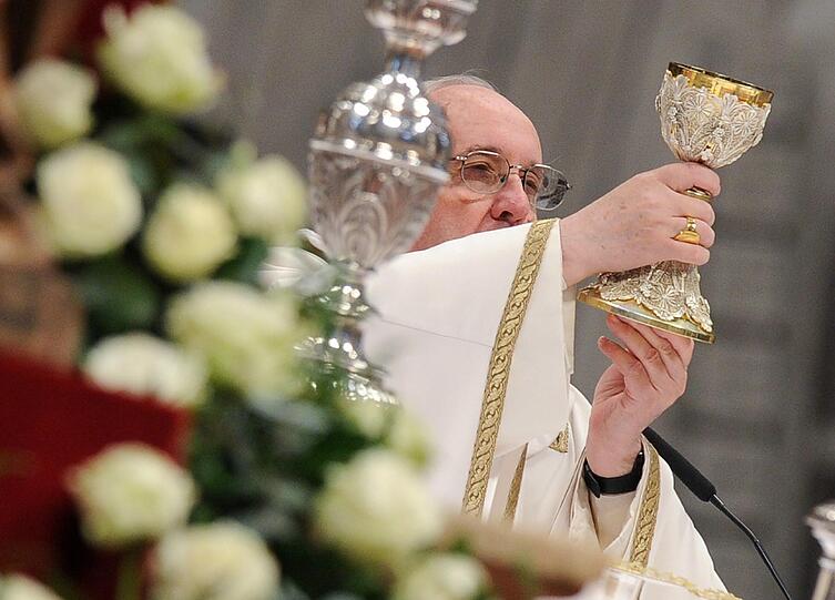 Es ist ein Symbol: Papst Franziskus geht am Gründonnerstag in ein Jugendgefängnis und wäscht zwölf Häftlingen die Füße &ndash; so wie es einst Jesus bei seinen Jüngern tat. Die Botschaft: Ich bin der Papst für die Armen. Die Papst-Bilder vom Gründonnerstag.