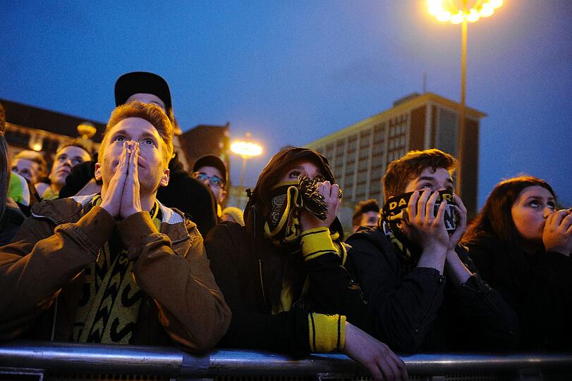 Traurig und niedergeschlagen: Die Fans des BVB sahen ein großartiges Spiel ihrer Mannschaft. Aber Arjen Robben machte in der 89. Minute mit dem Siegtreffer alle gelben Träume zunichte. Die Bilder von der Fanmeile in Dortmund.