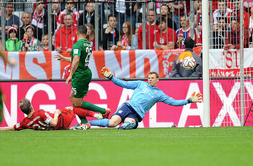 Raul Bobadilla trifft zum 1:0 für den FC Augsburg. Manuell Neuer ist geschlagen.