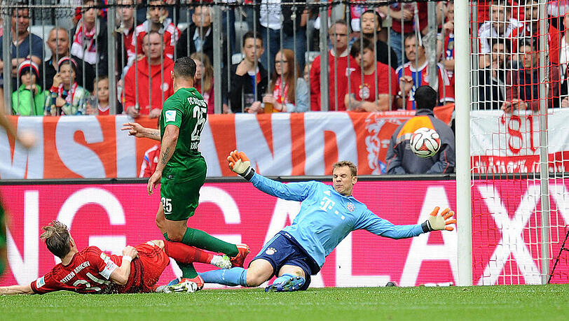 Raul Bobadilla trifft zum 1:0 für den FC Augsburg. Manuell Neuer ist geschlagen. Raul Bobadilla trifft zum 1:0 für den FC Augsburg. Manuell Neuer ist geschlagen.