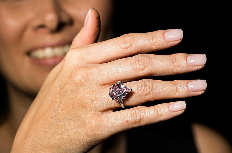 Bereits am Tag zuvor hatte dieser pinke Diamant bei Sotheby's für knapp 17 Millionen Euro den besitzer gewechselt.