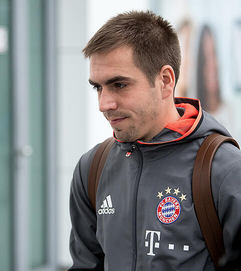Der FC Bayern ist am Dienstagvormittag mit knapp einstündiger Verspätung in sein nicht unumstrittenes Trainingslager in Katar aufgebrochen. Nicht dabei ist Weltmeister Jerome Boateng, der sich im Dezember einer Operation im rechten Brustmuskel hatte unterziehen müssen.