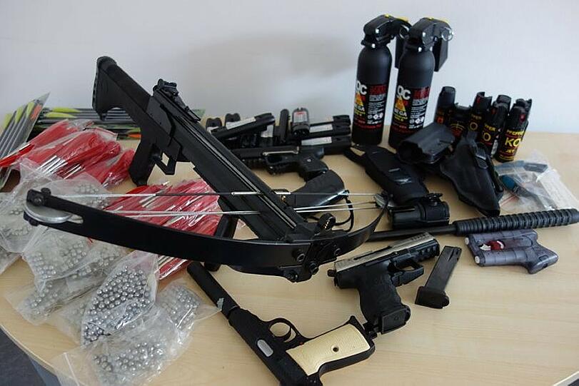 Bei der Durchsuchung haben die Beamten diverse gefährliche Gegenstände und Waffen gefunden.