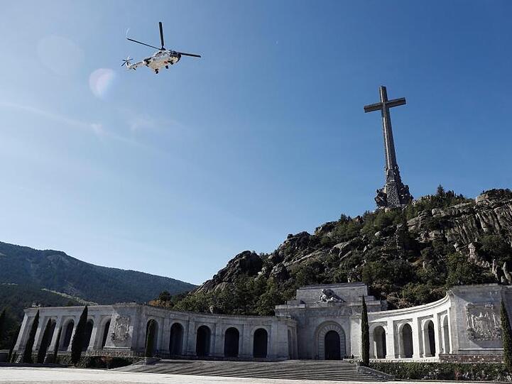 Der Hubschrauber, der den Sarg trägt, fliegt über das "Tal der Gefallenen".
