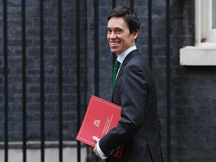 Der einzige, der eine echte Strategie hat, gilt als krasser Außenseiter: Entwicklungshilfeminister Rory Stewart.