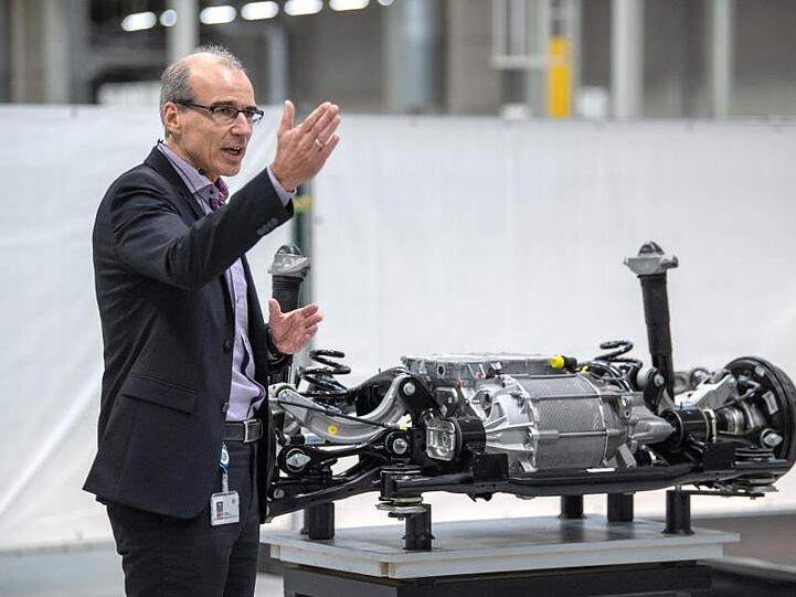 Heiko Schumann von VW erklärt die Funktionsweise des Elektroantriebs für die neue Elektroautoserie von VW.