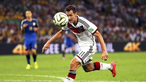 Stürmer Miroslav Klose läuft während des Finals der Weltmeisterschaft in Brasilien zwischen Deutschland und Argentinien über den Platz in Rio de Janeiro.