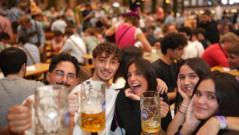 Alessandro (l.) ist mit seinen Freunden da: „Es ist eine ganz tolle Stimmung im Hofbräu-Festzelt.“ Elisabetta (Mitte) ist hellauf begeistert: „Es ist fantastisch. Ich bin das erste Mal auf dem Oktoberfest – und es ist so ein toller Vibe. Das Italiener-Wochenende müssen wir feiern.“ Alessandro (l.) ist mit seinen Freunden da: „Es ist eine ganz tolle Stimmung im Hofbräu-Festzelt.“ Elisabetta (Mitte) ist hellauf begeistert: „Es ist fantastisch. Ich bin das erste Mal auf dem Oktoberfest – und es ist so ein toller Vibe. Das Italiener-Wochenende müssen wir feiern.“