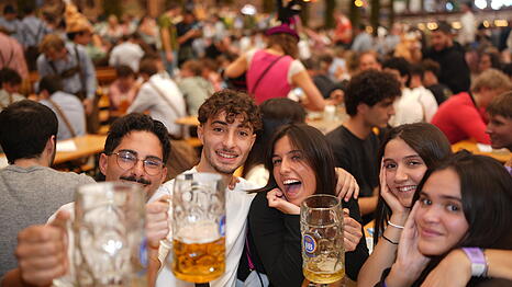 Alessandro (l.) ist mit seinen Freunden da: &bdquo;Es ist eine ganz tolle Stimmung im Hofbr&auml;u-Festzelt.&ldquo; Elisabetta (Mitte) ist hellauf begeistert: &bdquo;Es ist fantastisch. Ich bin das erste Mal auf dem Oktoberfest &ndash; und es ist so ein toller Vibe. Das Italiener-Wochenende m&uuml;ssen wir feiern.&ldquo;