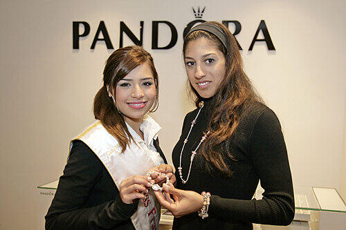 Damit Jasmin Herzinger noch herziger strahlt: Sarina Haniffa, Juniorchefin von Juwelier Amano, überreichte der amtierenden Miss Franken Classic ein hochwertiges Armband mit Uhr.