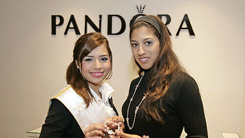 Damit Jasmin Herzinger noch herziger strahlt: Sarina Haniffa, Juniorchefin von Juwelier Amano, überreichte der amtierenden Miss Franken Classic ein hochwertiges Armband mit Uhr. Damit Jasmin Herzinger noch herziger strahlt: Sarina Haniffa, Juniorchefin von Juwelier Amano, überreichte der amtierenden Miss Franken Classic ein hochwertiges Armband mit Uhr.
