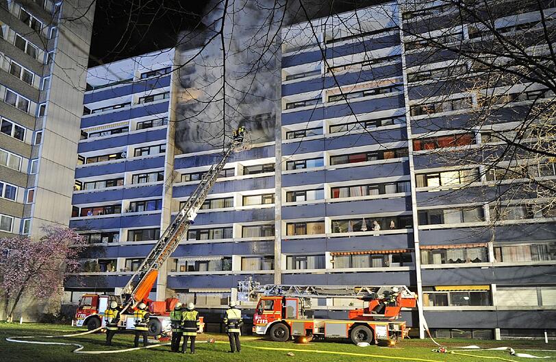 Kafkastr.: Kurz vor vier Uhr morgens brennt es in Neuperlach. Betroffen ist eine Vierzimmerwohnung eines Wohnblocks im fünften Stock. Die Bewohner werden von Feuerwehr und Polizei ins Freie gebracht. Acht Personen verletzten sich an den giftigen Brandgasen, zwei von ihnen müssen in Krankenhäuser gebracht werden. Insgesamt sind 70 Einsatzkräfte der Münchner Feuerwehr im Einsatz. Schaden 500.000 €.
