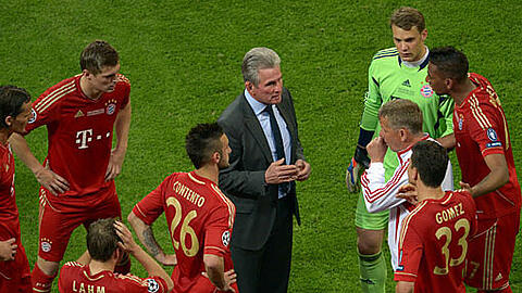 Jupp Heynckes mit seinen Spielern vor dem Elfmeterschießen gegen Chelsea. Wenige Minuten später war das Finale dahoam verloren.
