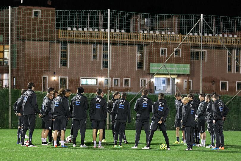 Laufen und kicken an der Sonnenküste in Marbella: Die erste Trainingseinheit der Löwen in Spanien.