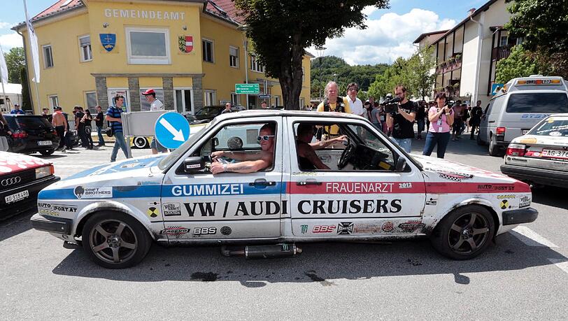 Heiße Kurven und tiefe Einblicke: Die Bilder vom GTI-Treffen 2014. Heiße Kurven und tiefe Einblicke: Die Bilder vom GTI-Treffen 2014.