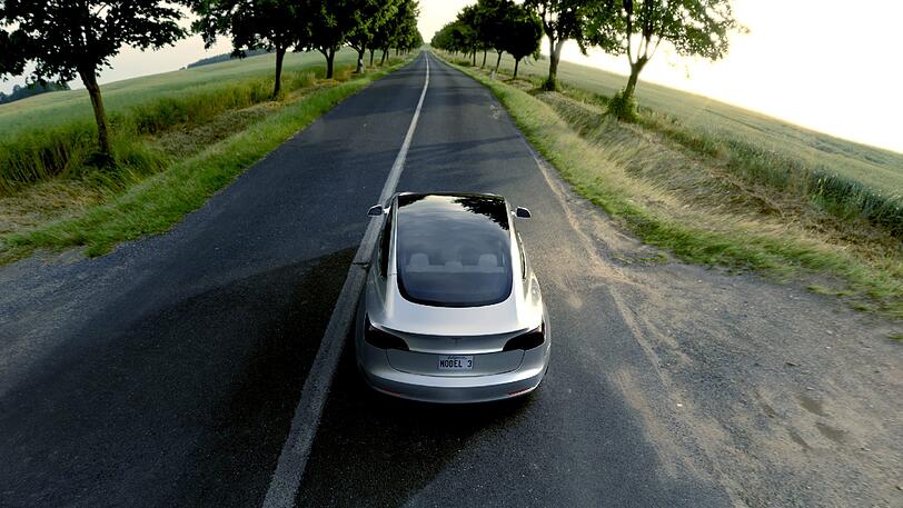 Der neue Tesla Model 3 ist ein kompakterer Mix aus Model S und Model X. Er bietet Platz für fünf Passagiere und deren Gepäck - und zwar reichlich, so Tesla-Chef Elon Musk.