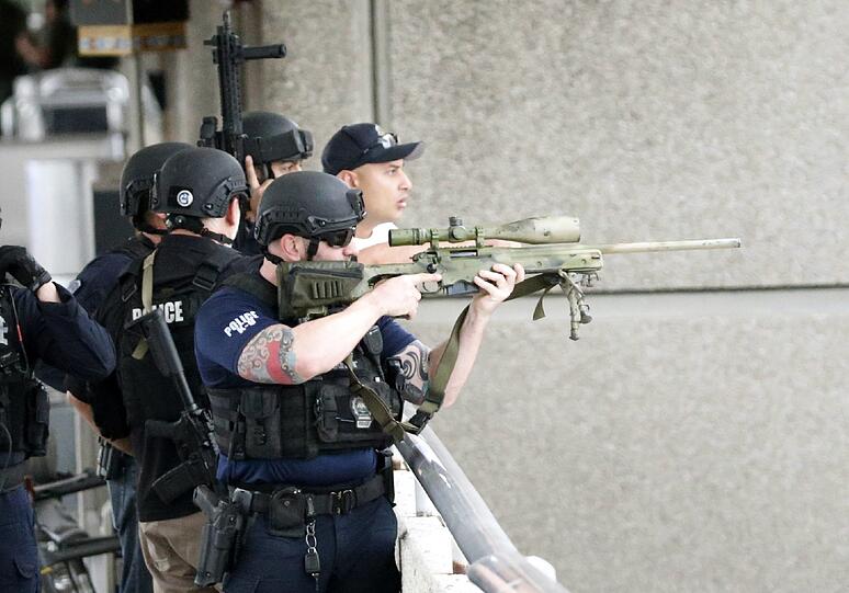 Nach den tödlichen Schüssen auf dem Flughafen von Fort Lauderdale in Florida hat die Polizei einen Verdächtigen verhaftet. Er soll mindestens fünf Menschen erschossen haben, acht weitere wurden verletzt. Das teilte der zuständige Sheriff mit.