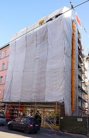 Der Grund: Ihr Haus in der Augustenstraße wird komplett renoviert.