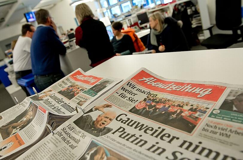 "Wir machen weiter" - eine Ausgabe der Abendzeitung liegt im Newsroom der Münchner AZ. Die Druckkosten für unsere Zeitung konnten nun deutlich gesenkt werden.