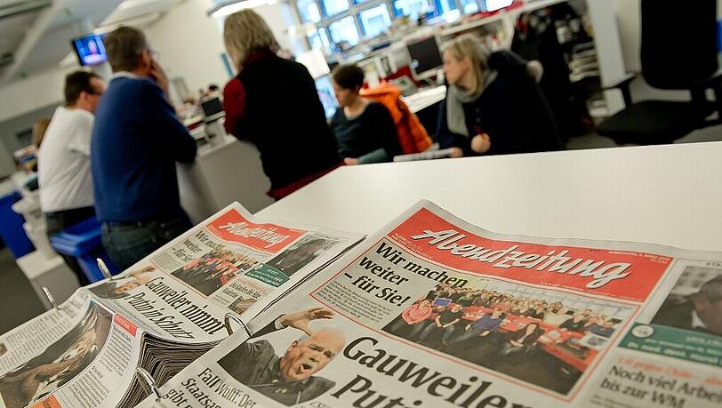 "Wir machen weiter" - eine Ausgabe der Abendzeitung liegt im Newsroom der Münchner AZ. Die Druckkosten für unsere Zeitung konnten nun deutlich gesenkt werden. "Wir machen weiter" - eine Ausgabe der Abendzeitung liegt im Newsroom der Münchner AZ. Die Druckkosten für unsere Zeitung konnten nun deutlich gesenkt werden.