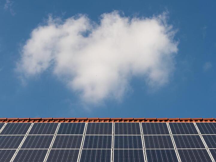 Solarzellen auf einem Ziegeldach. Das Klimapaket der Bundesregierung steht, doch in den Ländern gibt es dafür viel Kritik.