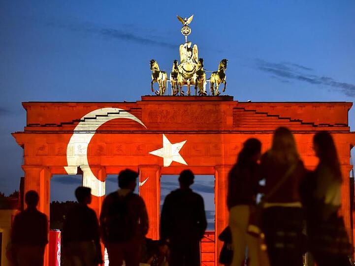 Mit der Aktion wollte Berlin seine Verbundenheit und Solidarität mit der türkischen Metropole zeigen.